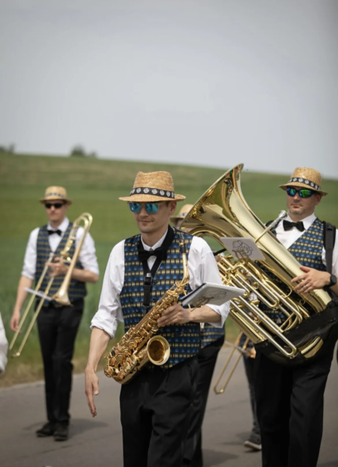 Trombone, saxophone et tuba, chapeaux de paille