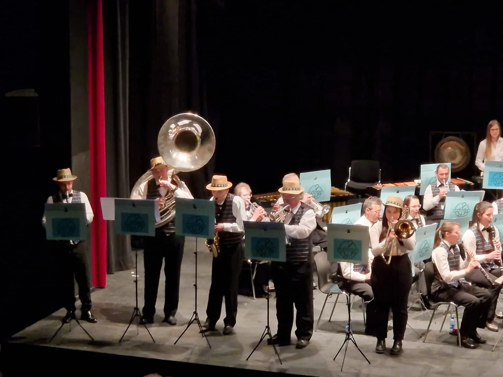 En concert, chapeaux de paille