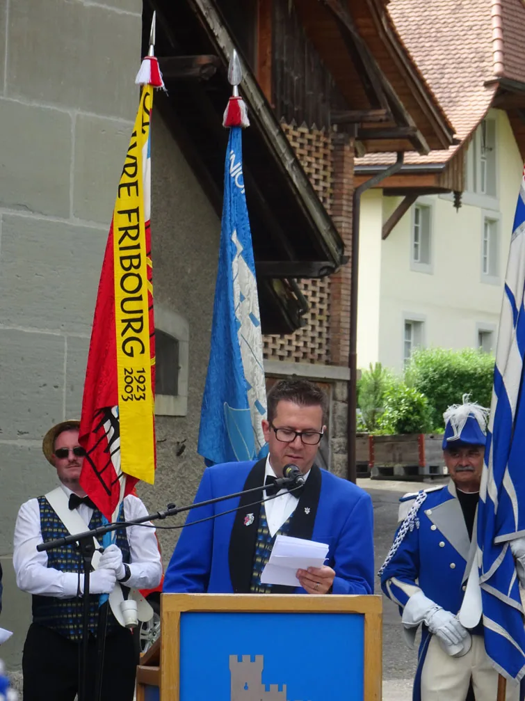 Le président au micro, drapeau déployé